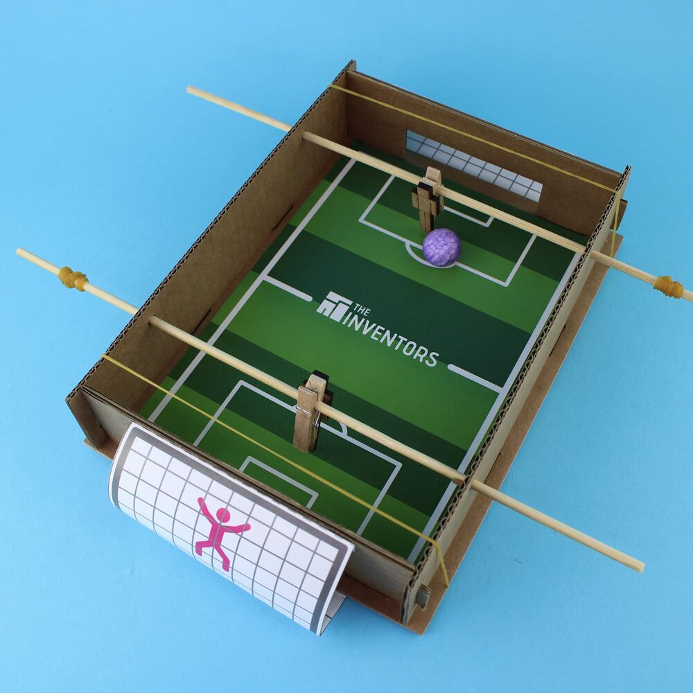 Mesa de matraquilhos construída em cartão pelos alunos